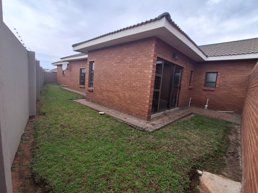 To Let 3 Bedroom Property for Rent in Hillside Free State